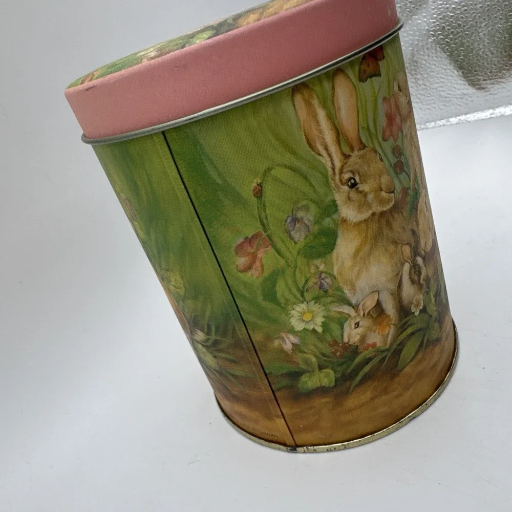 Easter Storage Tin‎ Container Cookie Treat Bunny Rabbit Family Vintage 90s Lid